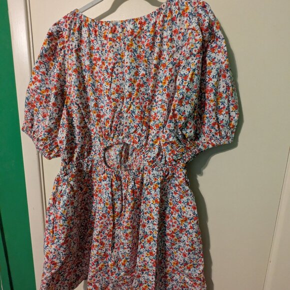 Old Navy floral dress with crew neck and back cutout - Picture 2 of 7
